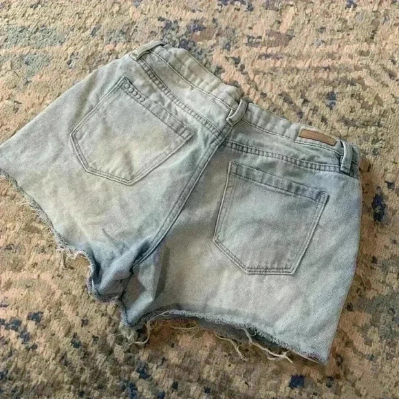 BLANK NYC The Fulton Light Wash Raw Hem Shorts - Picture 3 of 3